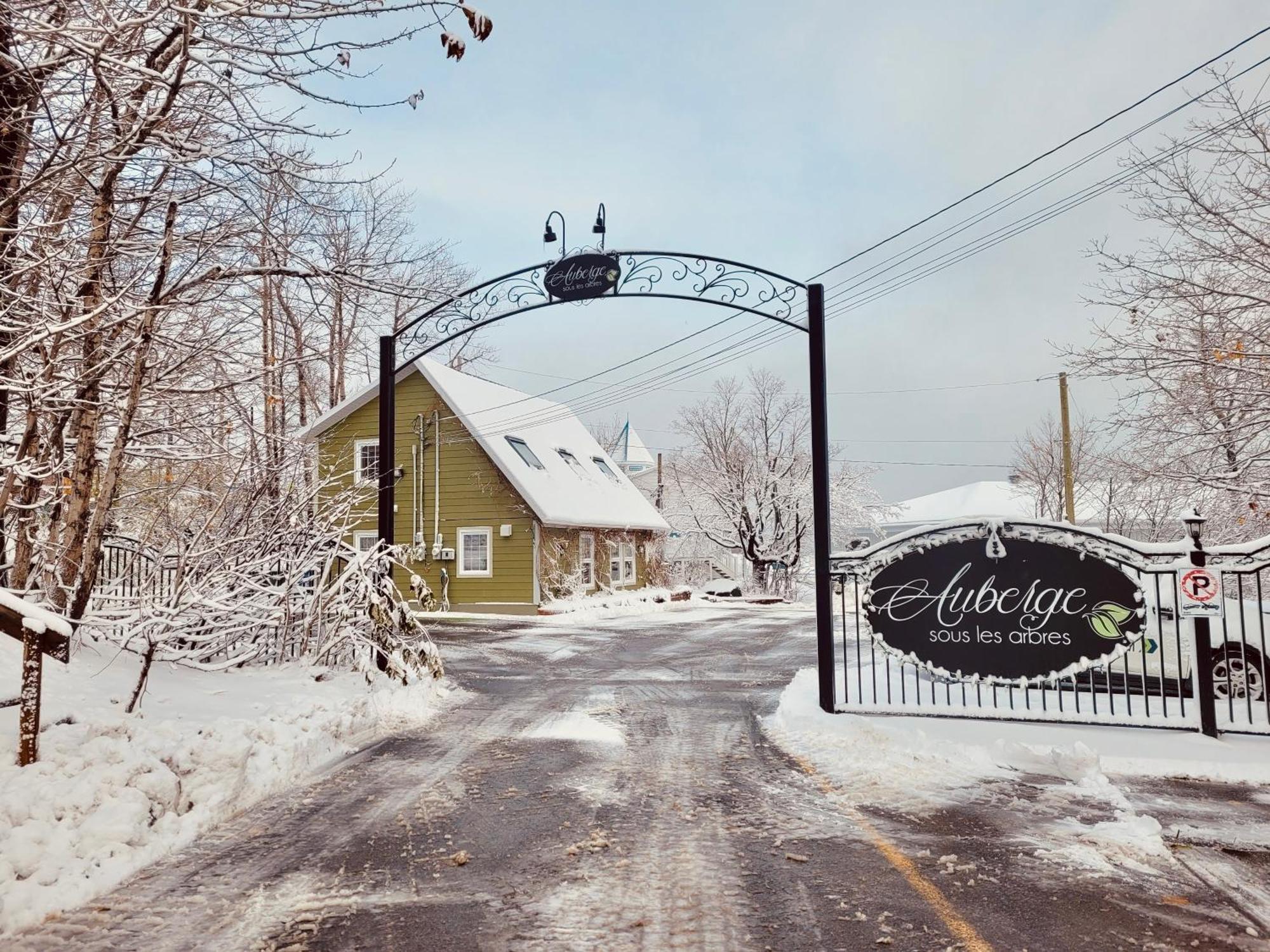 Auberge Sous Les Arbres Gaspé Exterior photo