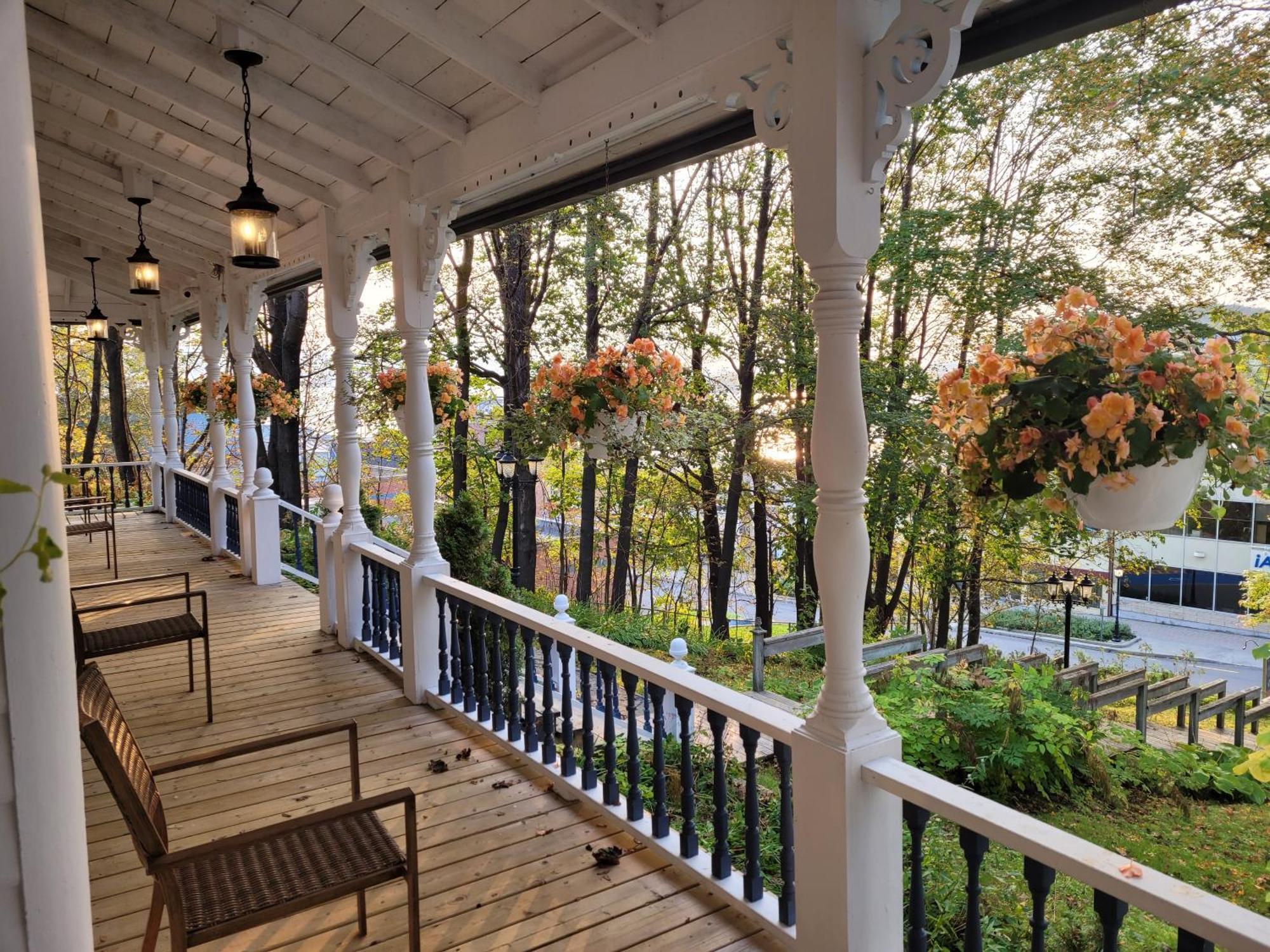 Auberge Sous Les Arbres Gaspé Exterior photo