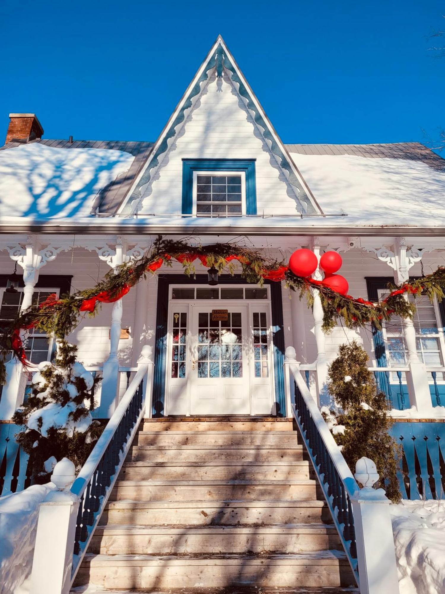 Auberge Sous Les Arbres Gaspé Exterior photo
