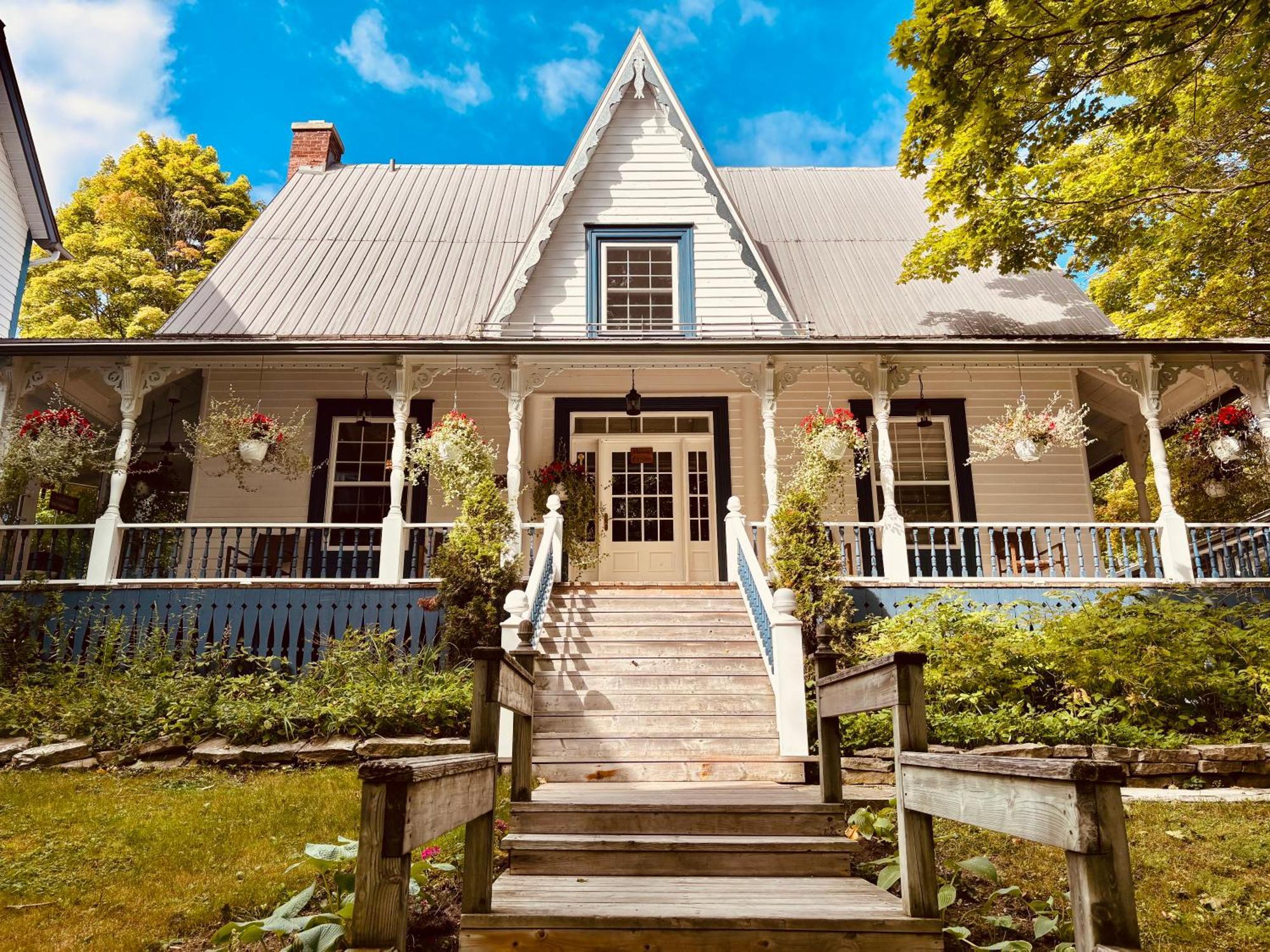 Auberge Sous Les Arbres Gaspé Exterior photo