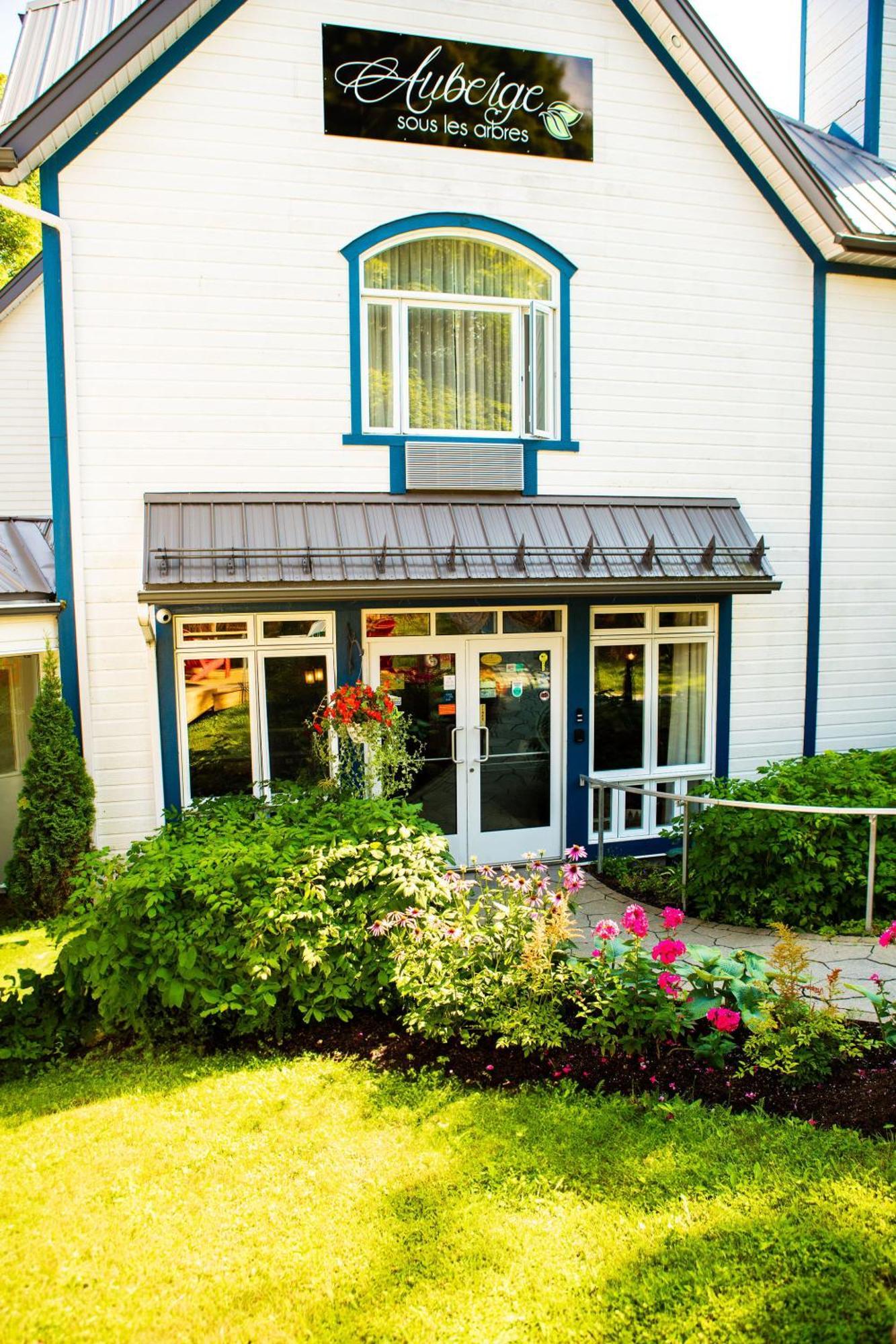 Auberge Sous Les Arbres Gaspé Exterior photo