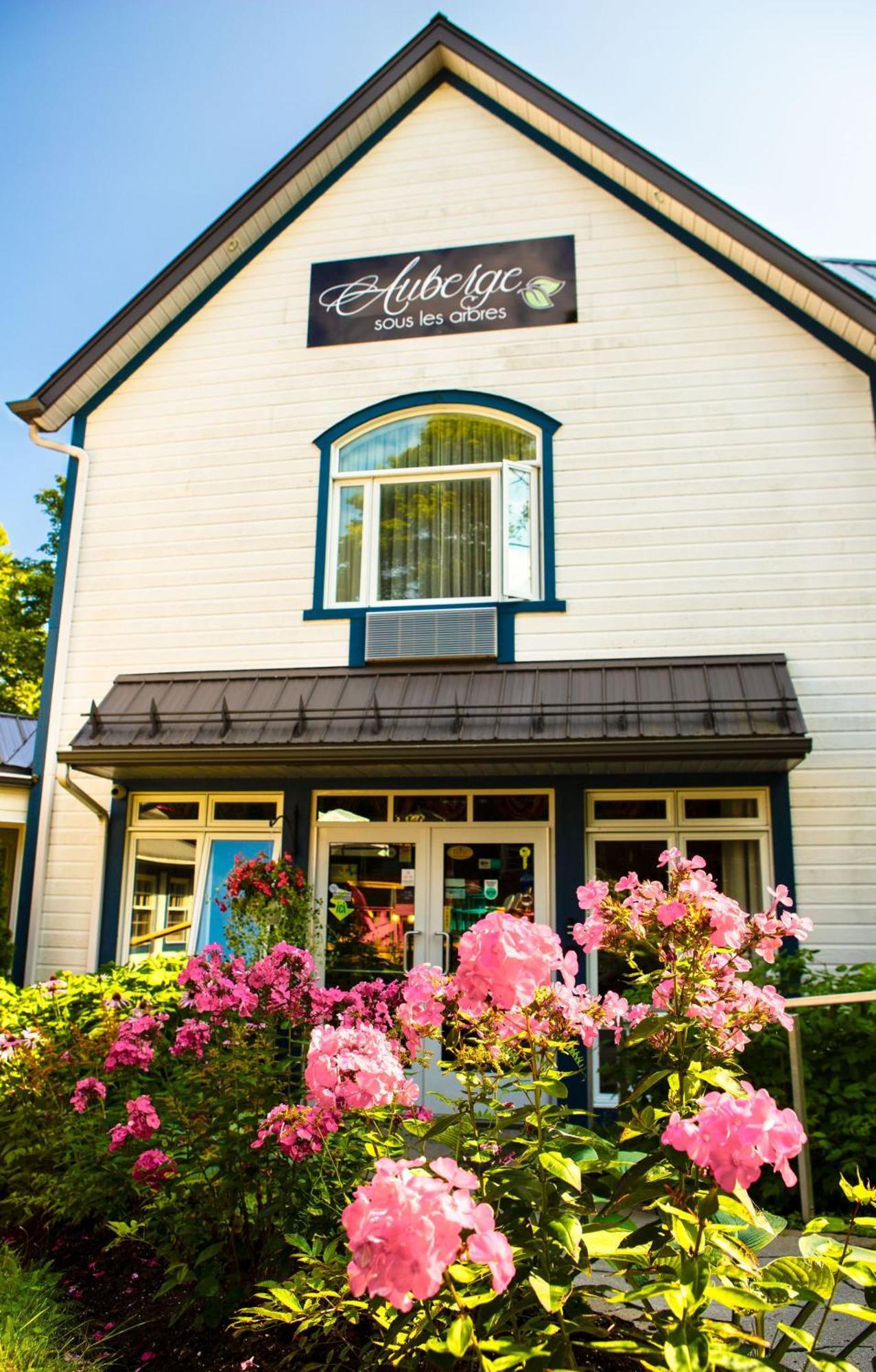 Auberge Sous Les Arbres Gaspé Exterior photo